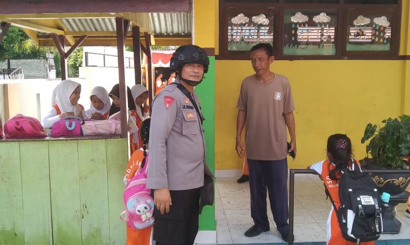 Patroli Polsek Ampana Kota Sambangi Pos Keamanan Sekolah Sampaikan Pesan Kamtibmas.